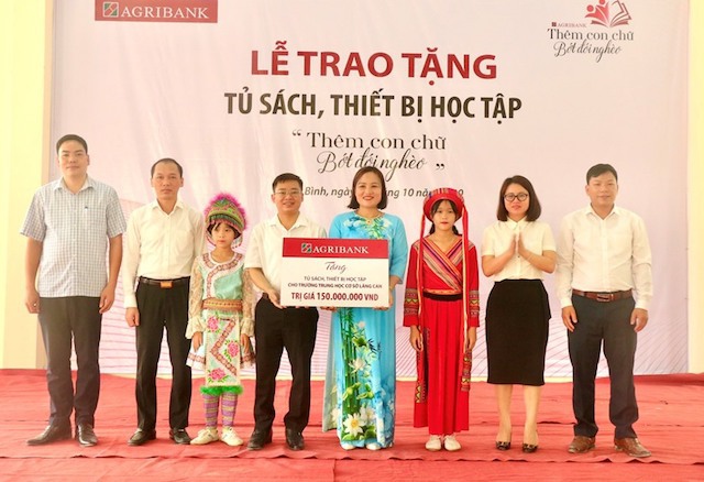 Agribank trao tặng tủ sách, thiết bị học tập “Thêm con chữ, bớt đói nghèo” - Ảnh 1