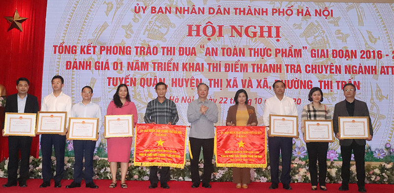 Hà Nội: Hơn 100 tập thể, cá nhân được khen thưởng trong phong trào thi đua “An toàn thực phẩm” - Ảnh 2