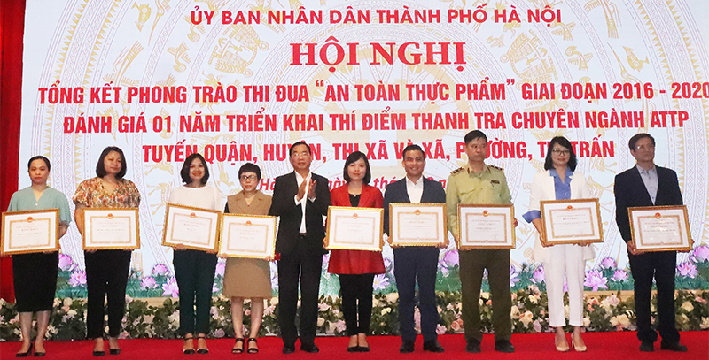 Hà Nội: Hơn 100 tập thể, cá nhân được khen thưởng trong phong trào thi đua “An toàn thực phẩm” - Ảnh 3