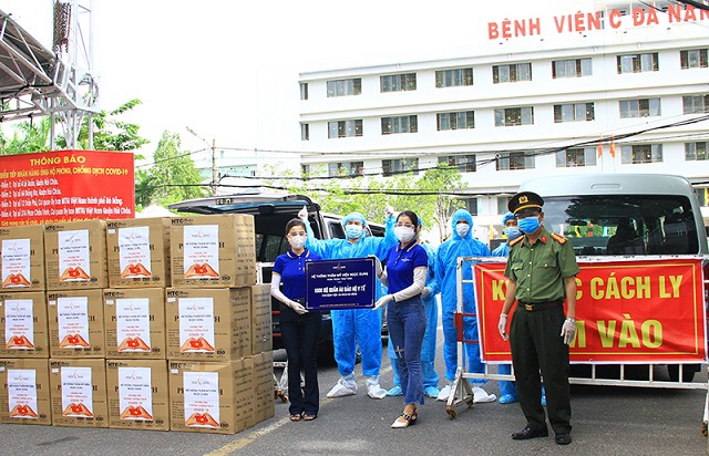 Trao 7.000 bộ đồ bảo hộ y tế tiếp sức cho các bệnh viện Đà Nẵng - Ảnh 1
