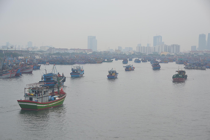 Ngư dân Đà Nẵng khẩn trương kéo thuyền lên bờ trú bão số 5 - Ảnh 7