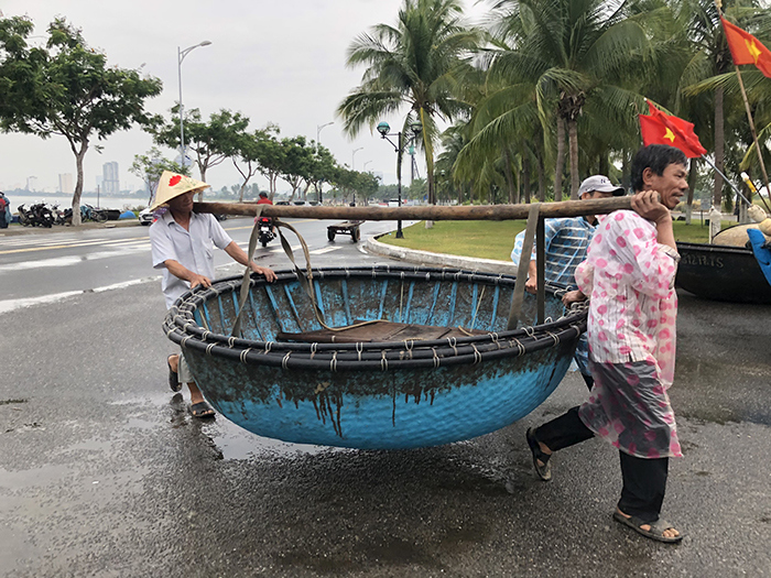 Ngư dân Đà Nẵng khẩn trương kéo thuyền lên bờ trú bão số 5 - Ảnh 1