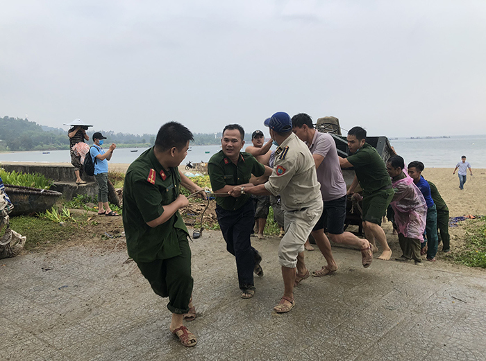 Ngư dân Đà Nẵng khẩn trương kéo thuyền lên bờ trú bão số 5 - Ảnh 2