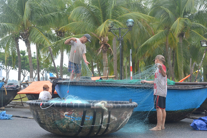 Ngư dân Đà Nẵng khẩn trương kéo thuyền lên bờ trú bão số 5 - Ảnh 3