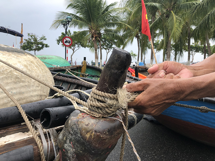 Ngư dân Đà Nẵng khẩn trương kéo thuyền lên bờ trú bão số 5 - Ảnh 4