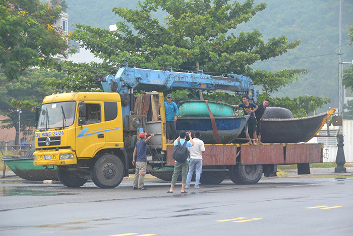 Ngư dân Đà Nẵng khẩn trương kéo thuyền lên bờ trú bão số 5 - Ảnh 5