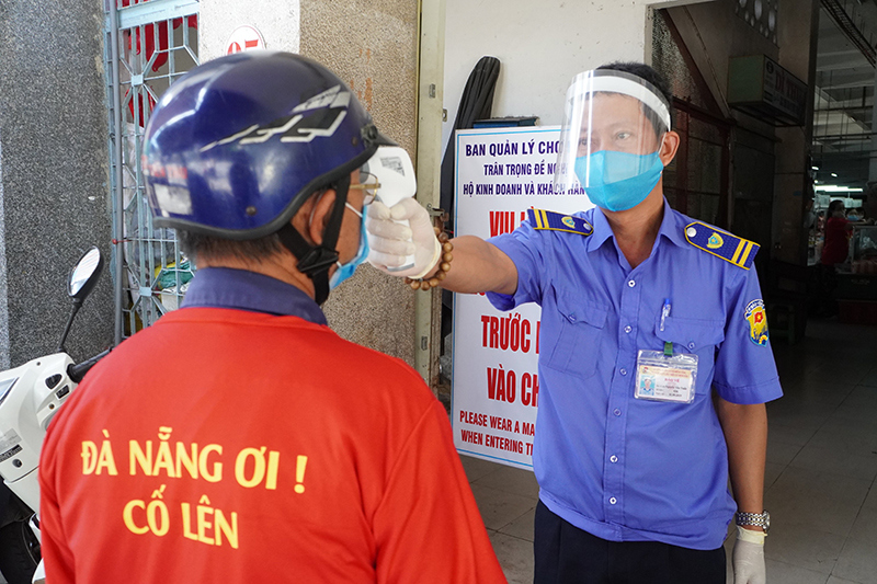 Tiểu thương Đà Nẵng mặc áo cờ đỏ sao vàng, cổ vũ cuộc chiến đẩy lùi Covid-19 - Ảnh 3