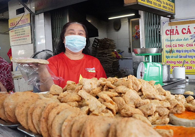 Tiểu thương Đà Nẵng mặc áo cờ đỏ sao vàng, cổ vũ cuộc chiến đẩy lùi Covid-19 - Ảnh 8