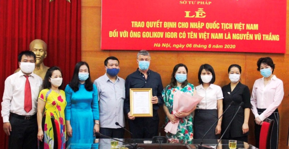 Hà Nội: Lần đầu tiên trao quyết định nhập quốc tịch Việt Nam cho công dân nước ngoài - Ảnh 3