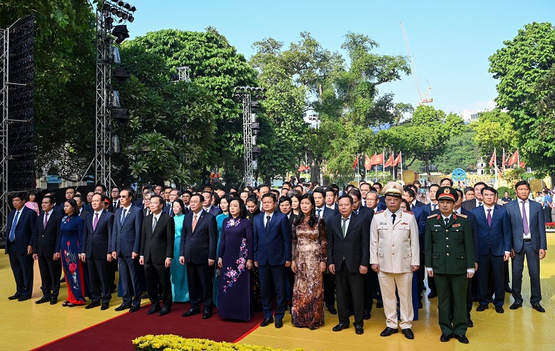 Dâng hương tưởng niệm các vị liệt tổ, liệt tông, Chủ tịch Hồ Chí Minh và các Anh hùng liệt sỹ - Ảnh 2