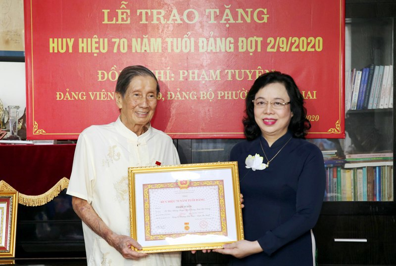 Phó Bí thư Thường trực Thành ủy Ngô Thị Thanh Hằng trao Huy hiệu 70 năm tuổi Đảng cho đảng viên lão thành - Ảnh 2