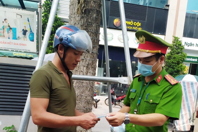 Quận Thanh Xuân: Xử phạt nhiều trường hợp không đeo khẩu trang - Ảnh 3