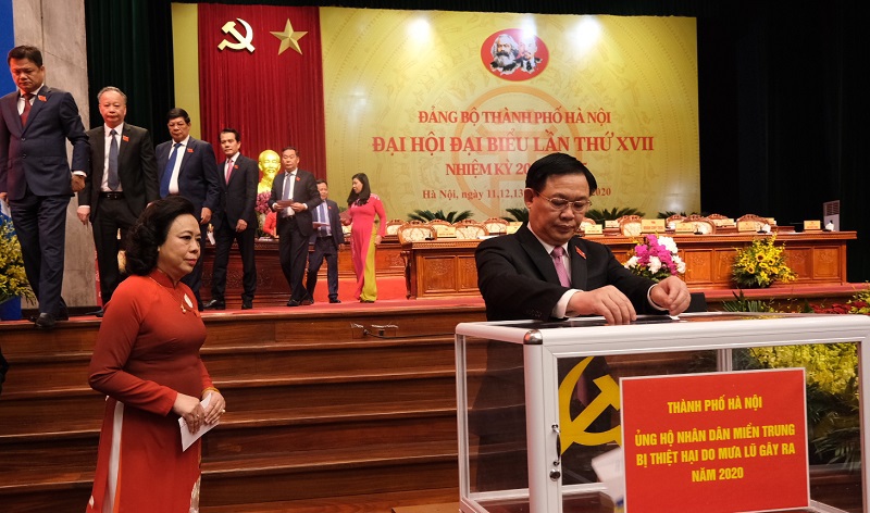 Đại biểu Đại hội Đảng bộ TP Hà Nội khoá XVII ủng hộ đồng bào miền Trung - Ảnh 1