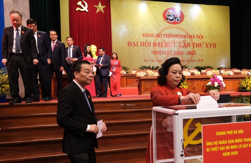 Đại biểu Đại hội Đảng bộ TP Hà Nội khoá XVII ủng hộ đồng bào miền Trung - Ảnh 2