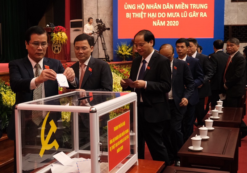 Đại biểu Đại hội Đảng bộ TP Hà Nội khoá XVII ủng hộ đồng bào miền Trung - Ảnh 3