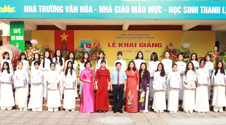 Quận Thanh Xuân: Tặng gần 1.600 cặp sách cho nữ sinh lớp 9 - Ảnh 1