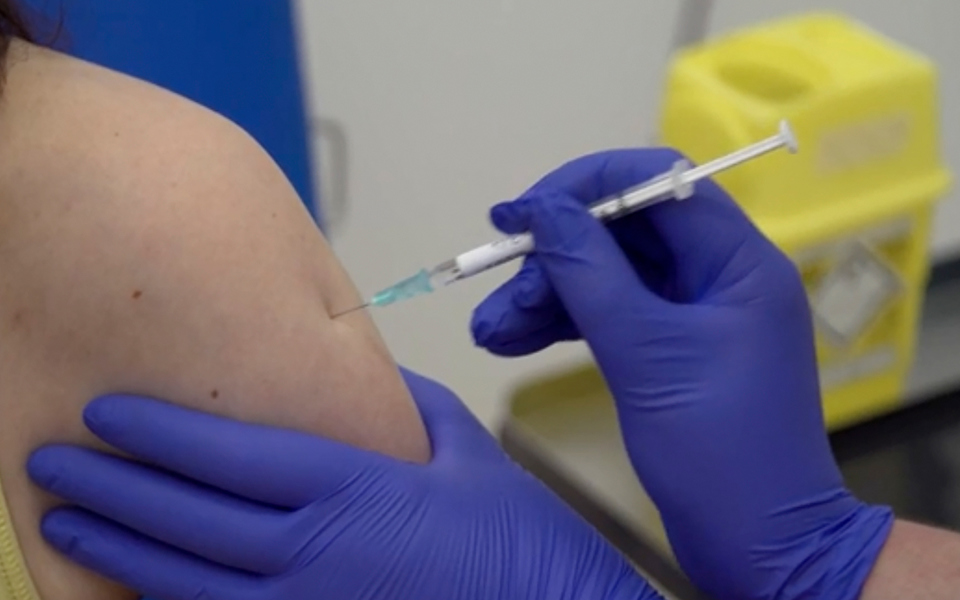 Tạm ngừng ngay lập tức thử nghiệm vaccine ngừa Covid-19 của AstraZeneca - Ảnh 1