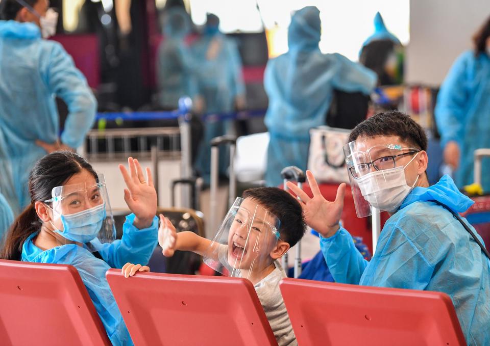 Sân bay Vân Đồn đón 278 người Việt ở châu Âu về nước - Ảnh 1