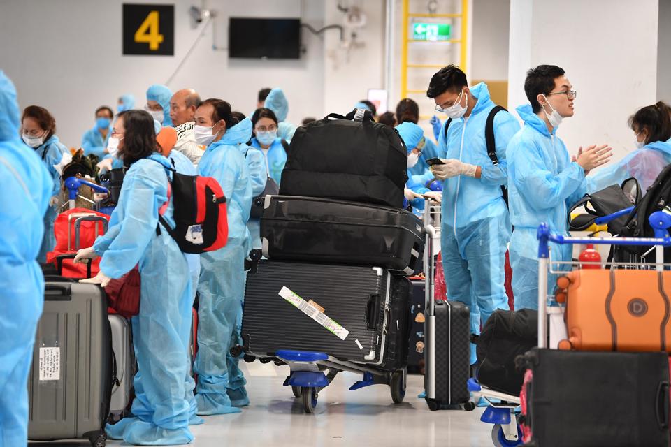 Sân bay Vân Đồn đón 278 người Việt ở châu Âu về nước - Ảnh 2