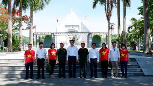 Đoàn đại biểu TP Hà Nội viếng Nghĩa trang liệt sĩ Việt – Lào - Ảnh 1