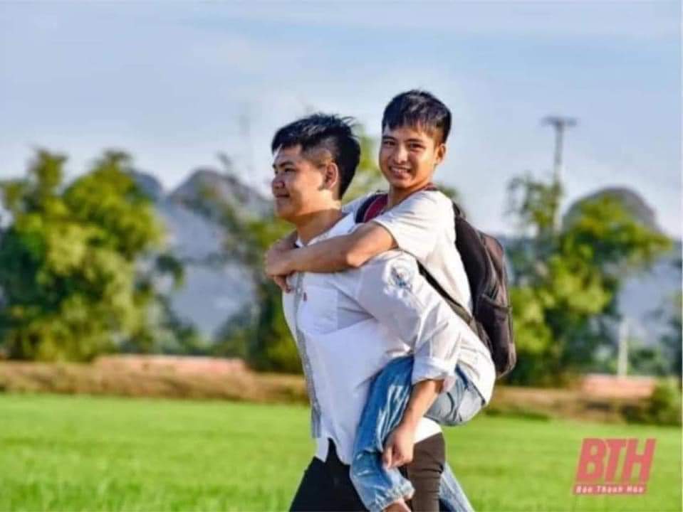 Trường ĐH Y Thái Bình sẵn sàng miễn học phí cho cậu bé 10 năm cõng bạn đến trường - Ảnh 1