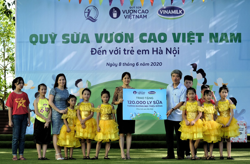 Hơn 1.300 trẻ em Hà Nội được chăm sóc dinh dưỡng từ Vinamilk và Quỹ sữa vươn cao Việt Nam - Ảnh 1