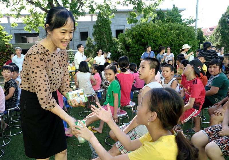 Hơn 1.300 trẻ em Hà Nội được chăm sóc dinh dưỡng từ Vinamilk và Quỹ sữa vươn cao Việt Nam - Ảnh 5