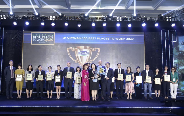 Vinamilk tỏa sáng với 3 giải thưởng lớn tại lễ trao giải Top 100 nơi làm việc tốt nhất Việt Nam - Ảnh 1