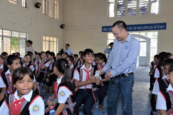 Quỹ sữa vươn cao Việt Nam và Vinamilk trao tặng 83.400 ly sữa cho trẻ em khó khăn - Ảnh 3