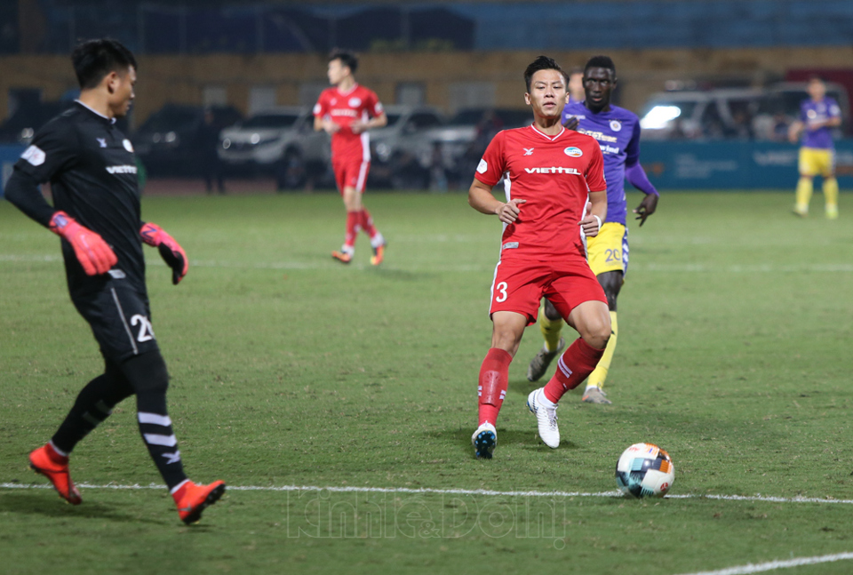 [Ảnh] Bầu Hiển vui vẻ bên các cầu thủ dù Hà Nội FC không có niềm vui trọn vẹn - Ảnh 1