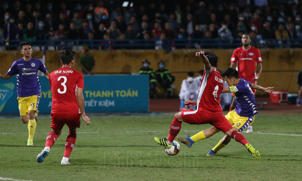 [Ảnh] Bầu Hiển vui vẻ bên các cầu thủ dù Hà Nội FC không có niềm vui trọn vẹn - Ảnh 5
