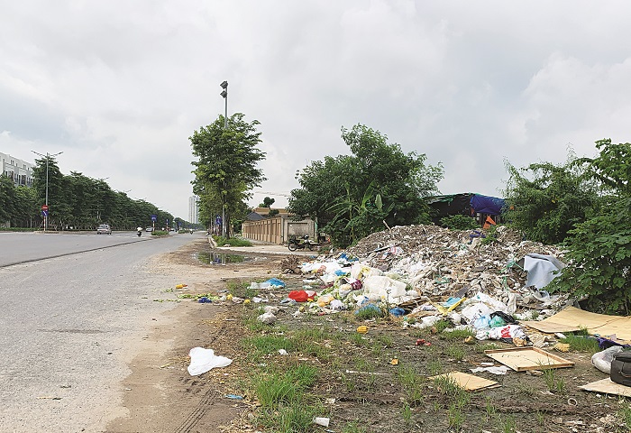 Quản lý vệ sinh môi trường trên Đại lộ Chu Văn An: Quả bóng trách nhiệm vẫn đá qua, đá lại - Ảnh 1