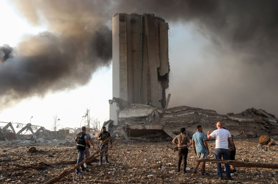 [Ảnh] Cảnh tượng như ngày tận thế sau vụ nổ kinh hoàng ở Beirut, Lebanon - Ảnh 12