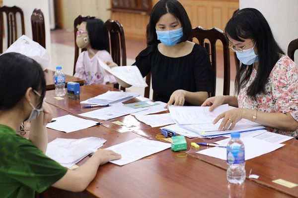 Tuyển sinh trực tuyến vào 1, lớp 10 tại Hà Nội: Nhiều trường đạt tỷ lệ cao - Ảnh 1