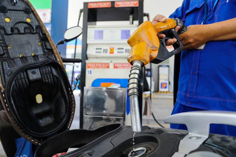 Đề xuất thu phí bảo trì đường bộ qua xăng dầu: Lợi bất cập hại - Ảnh 1