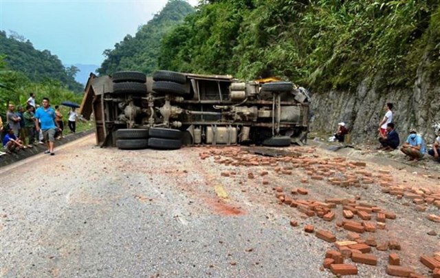 Tai nạn giao thông mới nhất hôm nay 6/9: Xế hộp lao lên vỉa hè, 5 người thương vong - Ảnh 4