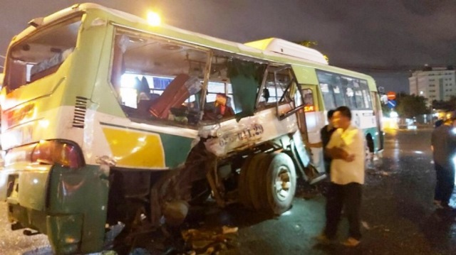 Xe tải đâm xe buýt ở Long An, 20 người nhập viện cấp cứu - Ảnh 1