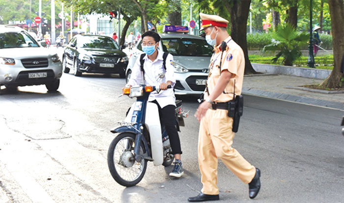 Phụ huynh giao xe máy cho học sinh đến trường: Lợi bất cập hại - Ảnh 1