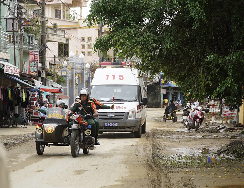 Xót xa hình ảnh người nhà cầm hương chạy theo xe chở thi thể Chủ tịch UBND huyện Phong Điền - Ảnh 5