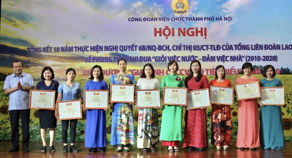 Biểu dương nữ cán bộ, công chức, viên chức thành phố Hà Nội “Giỏi việc nước, đảm việc nhà” - Ảnh 2