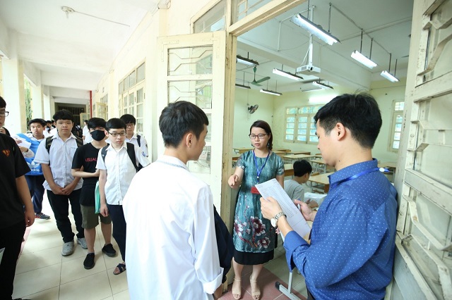 Hôm nay (16/7), gần 89.000 học sinh Hà Nội làm thủ tục dự thi vào lớp 10 - Ảnh 4