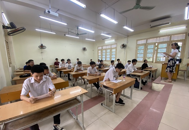 Hôm nay (16/7), gần 89.000 học sinh Hà Nội làm thủ tục dự thi vào lớp 10 - Ảnh 7