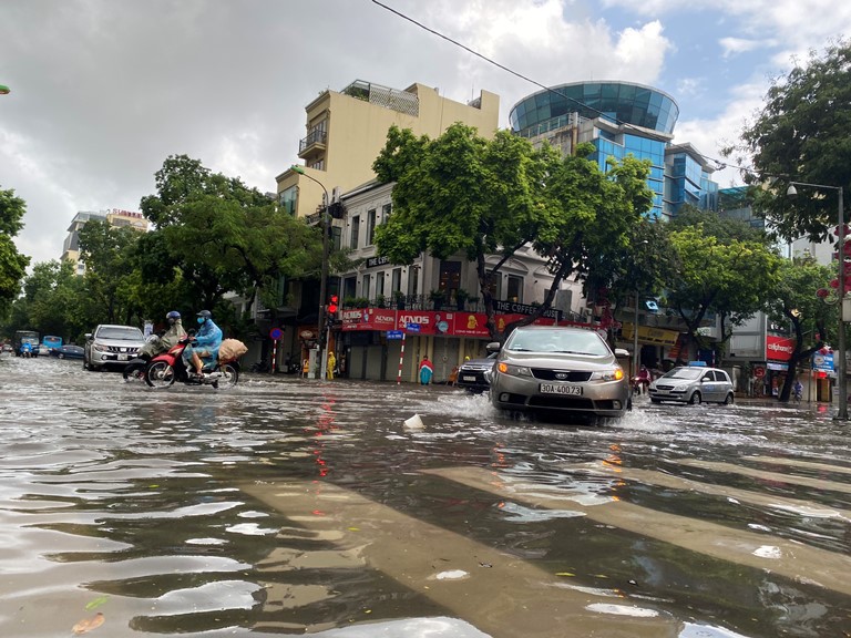 Sau trận mưa lớn, Hà Nội ngập sâu tại một số khu vực nội thành - Ảnh 9