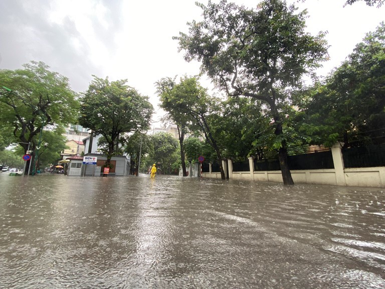 Sau trận mưa lớn, Hà Nội ngập sâu tại một số khu vực nội thành - Ảnh 10