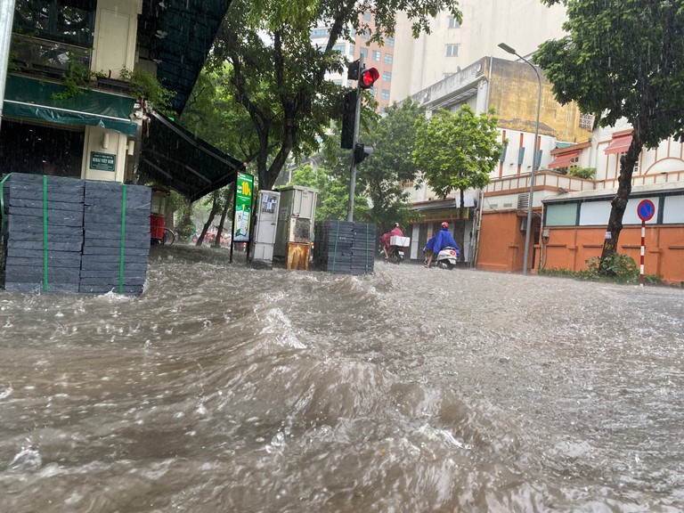 Sau trận mưa lớn, Hà Nội ngập sâu tại một số khu vực nội thành - Ảnh 17