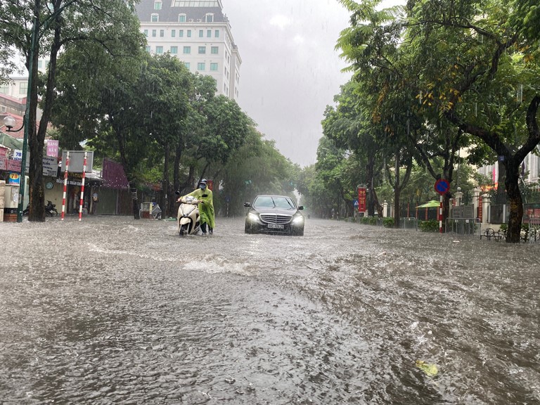 Sau trận mưa lớn, Hà Nội ngập sâu tại một số khu vực nội thành - Ảnh 16