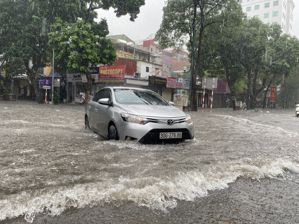 Sau trận mưa lớn, Hà Nội ngập sâu tại một số khu vực nội thành - Ảnh 15