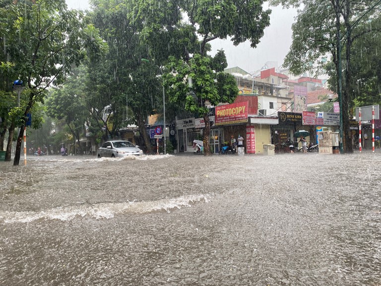 Sau trận mưa lớn, Hà Nội ngập sâu tại một số khu vực nội thành - Ảnh 14