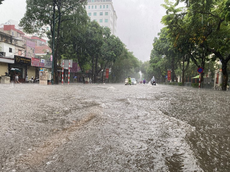 Sau trận mưa lớn, Hà Nội ngập sâu tại một số khu vực nội thành - Ảnh 11