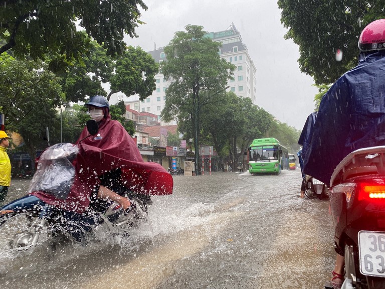 Sau trận mưa lớn, Hà Nội ngập sâu tại một số khu vực nội thành - Ảnh 12
